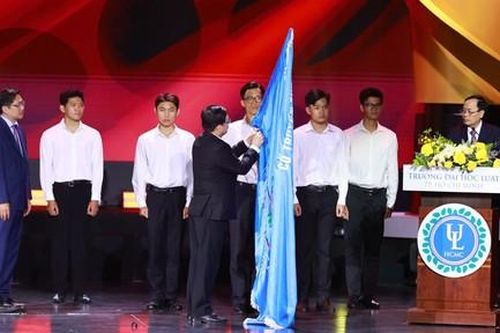 Trường Đại học Luật TPHCM đón nhận Huân chương Lao động hạng Nhì