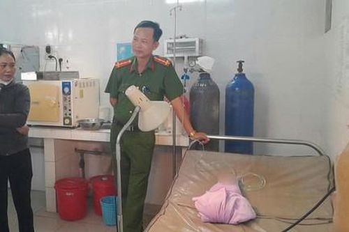 TPHCM: Bé trai sơ sinh nặng 2,5 kg, có 6 ngón tay bị bỏ rơi ở xã Long Hải