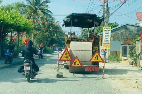 Xe tải cày nát tỉnh lộ ở Đà Nẵng: 'Vá' chỗ này lại hỏng chỗ kia