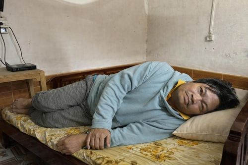 Nỗi đau câm lặng của người đàn ông nằm liệt giường, chưa một lần được đi viện