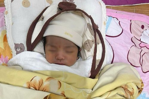 Bé trai 7 ngày tuổi bị bỏ rơi trước cửa nhà dân ở Bắc Ninh