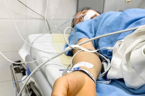 Dông lốc quật đổ cây, nữ công nhân môi trường cứu 2 học sinh rồi bị trọng thương