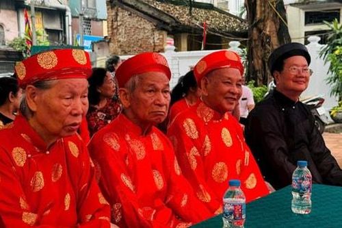 Rộn ràng lễ kỷ niệm ngày sinh Đức thánh Bảo Hựu tại làng Đông Xã