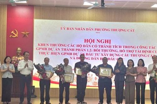 Khen thưởng 5 hộ gia đình tiêu biểu bàn giao mặt bằng dự án cầu Thượng Cát