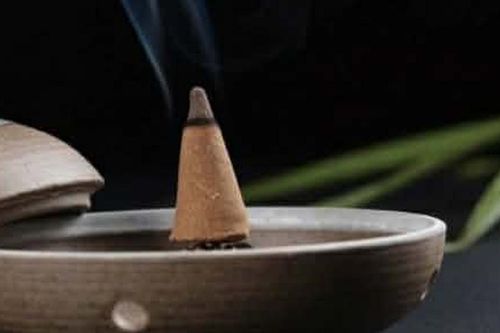 Những thời điểm nên xông trầm hương để trừ tà và chiêu tài, dẫn lộc