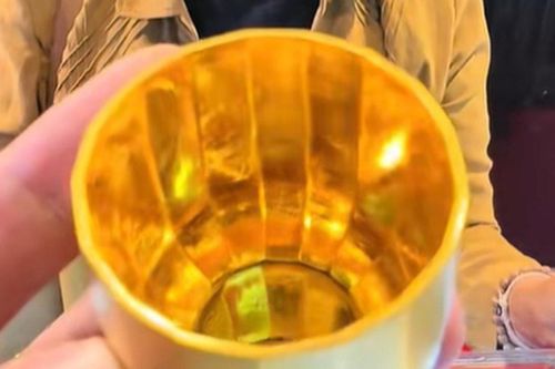 Mang cốc vàng đi kiểm tra, người phụ nữ sốc nặng khi biết giá trị