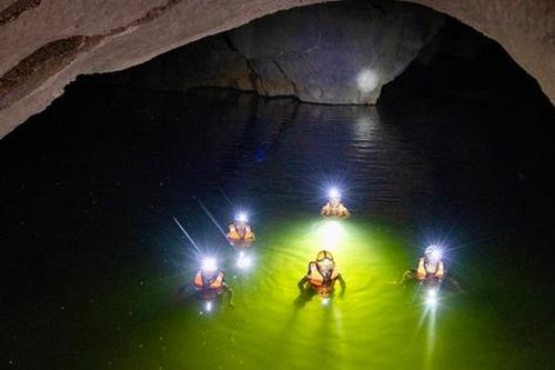 Bí ẩn hang động lưu dấu tích tộc người Arem và rừng cổ quý hiếm