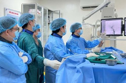 'Giải cứu' mắt lồi do rò động mạch cảnh xoang hang phức tạp bằng can thiệp nội mạch