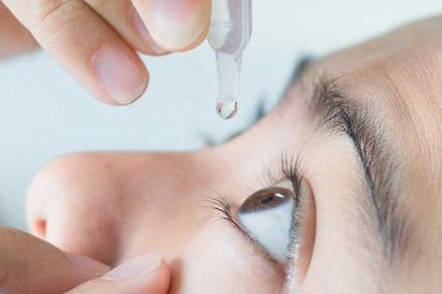 Có nên dùng nước nhỏ mắt chứa vitamin thường xuyên?
