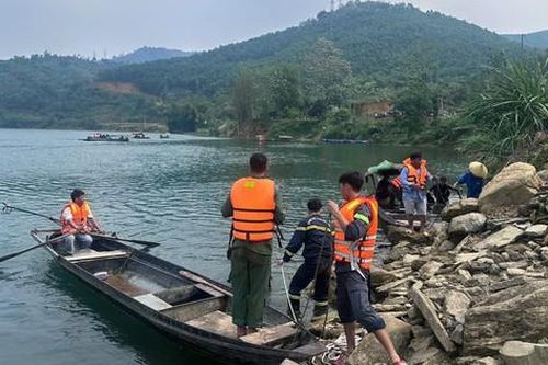 Lật thuyền khi thả lưới đánh cá trên hồ thủy điện, hai vợ chồng mất tích trong đêm