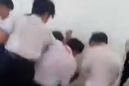 Nhóm học sinh lớp 8 đánh bạn nhập viện