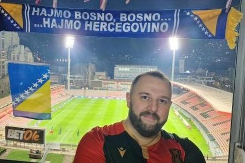 CĐV Bosnia từ chối tiền và xe để giữ ban công xem Italy