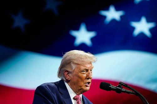 Giao dịch 'bí ẩn' trước mỗi dòng trạng thái của ông Trump