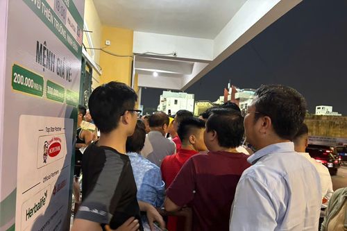 Sân Thiên Trường vỡ trận, CĐV có vé không thể vào