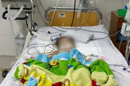 Bé trai sốc nhiễm khuẩn, suy thận cấp sau khi uống sữa hộp pha sẵn