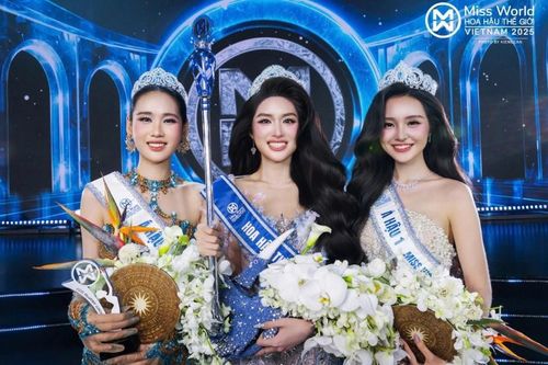 Gương mặt trái xoan và nụ cười má lúm tỏa sáng tại chung khảo