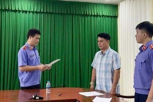 Vụ nữ sinh tai nạn giao thông tử vong ở Vĩnh Long: Khởi tố, bắt tạm giam nguyên Phó Thủ trưởng và Điều tra viên