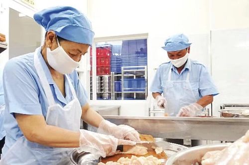 Các trường học ở Hà Nội rà soát toàn bộ quy trình tổ chức bữa ăn bán trú