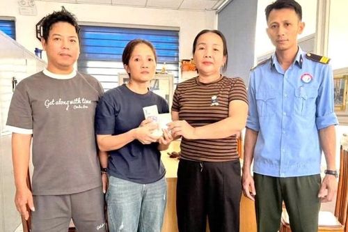 Quảng Trị: Người nhà bệnh nhân nhặt được ví tiền, trả lại người đánh rơi