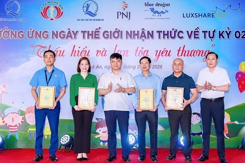 100 triệu đồng hỗ trợ trẻ tự kỷ có hoàn cảnh khó khăn tại Nghệ An