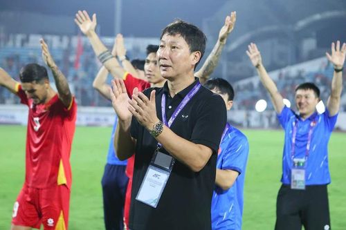 HLV Kim Sang Sik hài lòng về chiến thắng, ấn tượng với 'chảo lửa' Thiên Trường