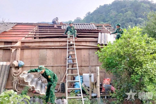 Bộ đội Biên phòng giúp dân khắc phục hậu quả dông lốc