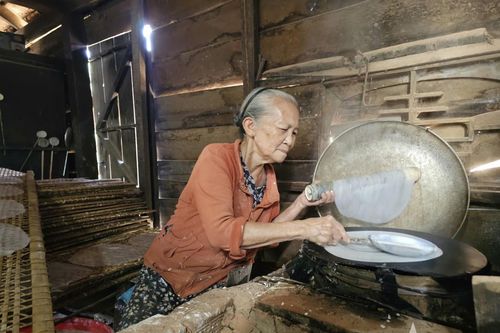 Giữ nghề bánh tráng tay