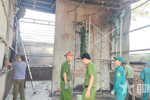 Xã biên giới Ia Rvê (Đắk Lắk): Lực lượng vũ trang giúp dân dựng lại nhà sau hỏa hoạn
