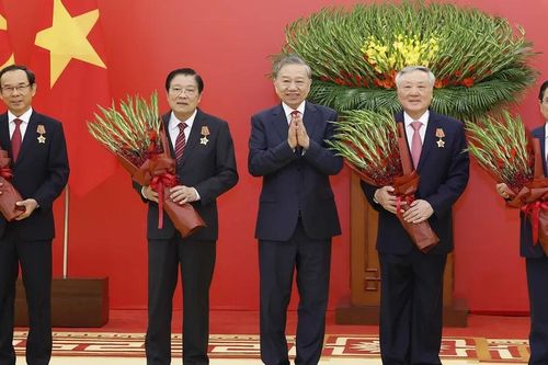 Trao Huân chương Quân công hạng nhất và Huy hiệu Đảng tặng các đồng chí lãnh đạo, nguyên lãnh đạo Đảng, Nhà nước