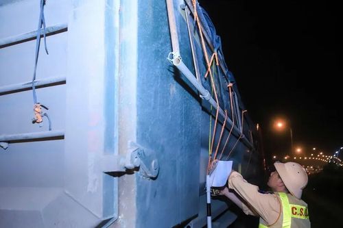Hà Nội: Xử lý nghiêm xe quá tải, xe để rơi vãi vật liệu ra đường