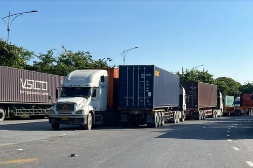 Xe tải, xe container lấn chiếm lòng đường gây mất an toàn giao thông