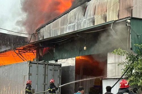 Cháy lớn tại xưởng bánh kẹo 700m2 lúc rạng sáng ở Hà Nội