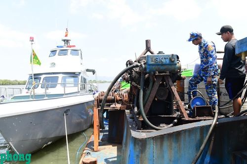 Bắt giữ tàu chuyển khoảng 600m3 cát trái phép trên vùng biển Đồng Tháp