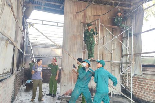 Đắk Lắk: Bộ đội Biên phòng và các lực lượng vũ trang xã Ia Rvê giúp gia đình bị hỏa hoạn dựng lại nơi ở