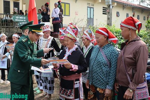 Xây dựng 'thế trận lòng dân' ở A Mú Sung