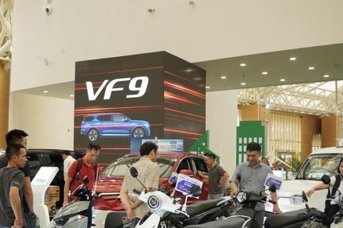Giá xăng biến động liên tục, xu hướng dùng xe điện gia tăng