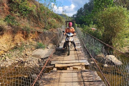 Thấp thỏm qua sông trên những cây cầu treo như 'răng rụng'