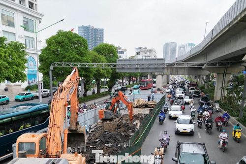 Người dân chật vật đi qua nhiều lô cốt, hàng rào thi công ở Hà Nội