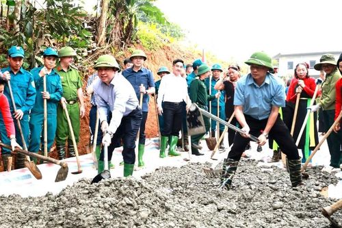 Bí thư, Chủ tịch Lào Cai cùng dân xúc vữa, làm đường bê tông nông thôn