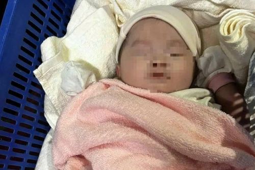 Bé sơ sinh bị bỏ rơi trước cổng nhà dân, kèm thư tay 'con là sinh viên, trót dại'