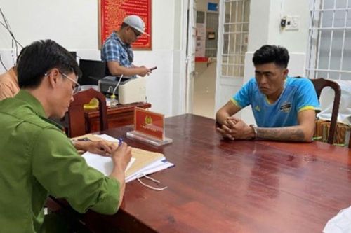Đột nhập, dùng mảnh kính tấn công nữ chủ nhà rồi cướp tài sản