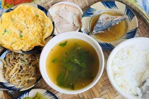 Du khách ngỡ ngàng với mâm cơm 7 món giá 45 nghìn ở Huế, có món đặc sản lạ ngon