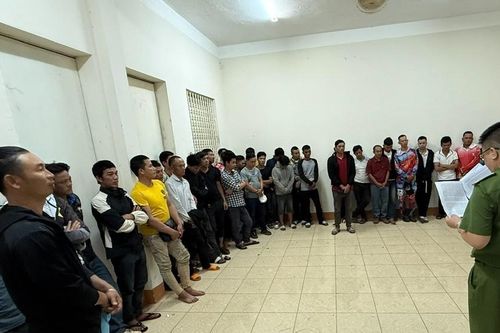 Bắt 45 người trong sới bạc 'câu cá', thu nhiều ô tô và tiền mặt
