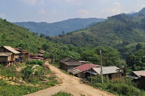 'Đường thông, điện phủ', bản người Chứt đổi thay từng ngày