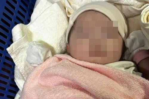 Bé gái sơ sinh bị bỏ rơi kèm bức thư 'con là sinh viên lỡ trót dại'