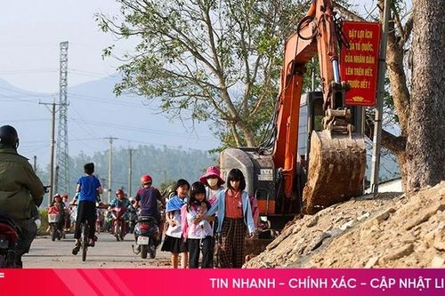 Rác thải xây dựng 'bủa vây' quanh cổng trường học