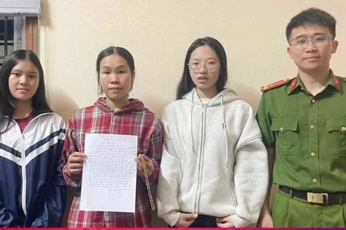 Nhặt được dây chuyền 5 chỉ vàng, hai nữ sinh lớp 10 đến công an tìm người trả lại
