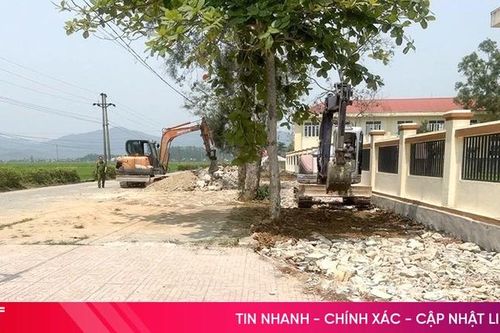Dọn dẹp rác thải 'bủa vây' cổng trường sau phản ánh của Báo và phát thanh, truyền hình Hà Tĩnh