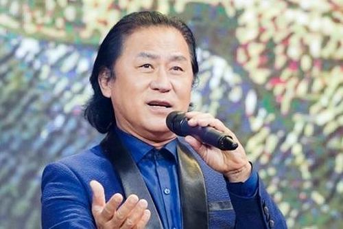 Cuộc sống an yên, viên mãn của 'ông hoàng nhạc đỏ' nổi tiếng