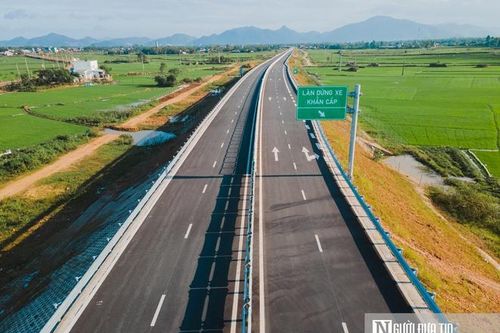 Hơn 200 km cao tốc 'đắp chiếu', tài xế gồng mình trên quốc lộ quá tải